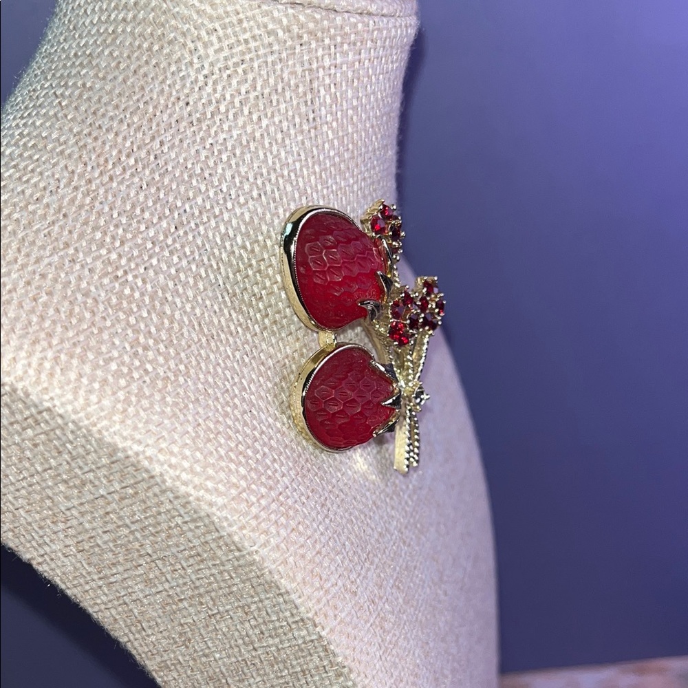 1960s Sarah Coventry vintage brooch red strawberries pin goldtone metal marked - Picture 5 of 11